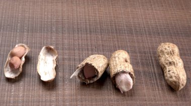 Ahşap arka planda kabuklu organik fıstık yığını. Sağlıklı ve besleyici gıdalar için birebir..