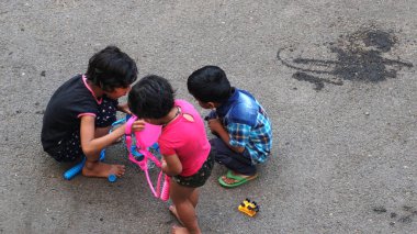 INDIA - 18 Mart 2022: Çocuklar gündüz vakti bahçede su tabancalarıyla oynuyorlar 