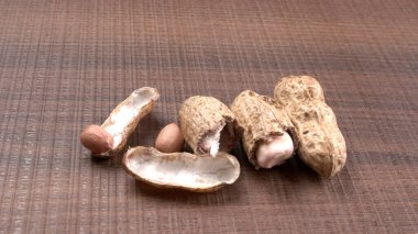 Ahşap arka planda kabuklu organik fıstık yığını. Sağlıklı ve besleyici gıdalar için birebir..