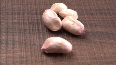 Ahşap arka planda kabuklu organik fıstık yığını. Sağlıklı ve besleyici gıdalar için birebir..