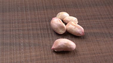 Ahşap arka planda kabuklu organik fıstık yığını. Sağlıklı ve besleyici gıdalar için birebir..