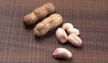 Ahşap arka planda kabuklu organik fıstık yığını. Sağlıklı ve besleyici gıdalar için birebir..