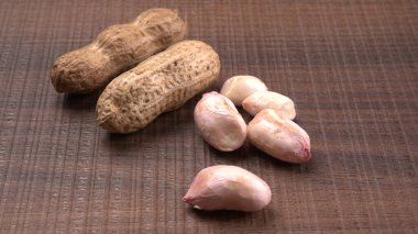 Ahşap arka planda kabuklu organik fıstık yığını. Sağlıklı ve besleyici gıdalar için birebir..