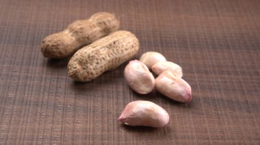 Ahşap arka planda kabuklu organik fıstık yığını. Sağlıklı ve besleyici gıdalar için birebir..