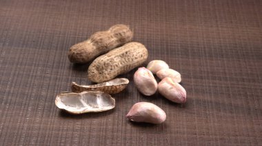 Ahşap arka planda kabuklu organik fıstık yığını. Sağlıklı ve besleyici gıdalar için birebir..