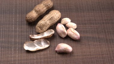 Ahşap arka planda kabuklu organik fıstık yığını. Sağlıklı ve besleyici gıdalar için birebir..