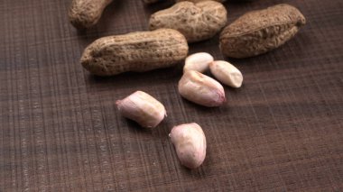 Ahşap arka planda kabuklu organik fıstık yığını. Sağlıklı ve besleyici gıdalar için birebir..