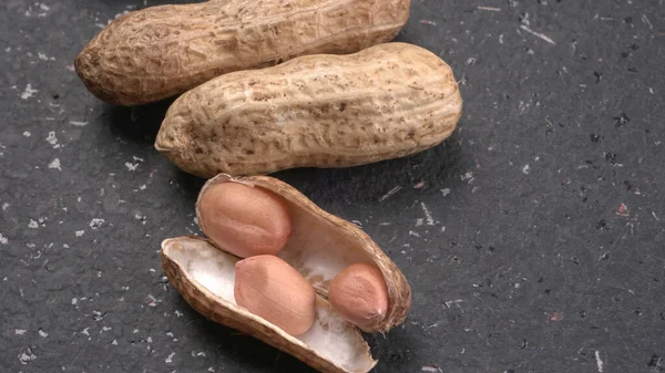 Gros Plan Cacahuètes Biologiques Dans Des Coquilles Sur Fond Noir — Photo