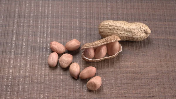 Pilha Amendoins Orgânicos Conchas Sobre Fundo Madeira Ótimo Para Nutrição — Fotografia de Stock