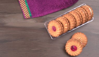 Tatlı reçelli bisküvilerin en üst görüntüsü. Sandviç bisküvileri veya ahşap arka planda kremalı bisküviler. 