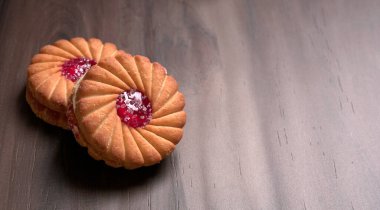 Tatlı reçelli bisküvilerin en üst görüntüsü. Sandviç bisküvileri veya ahşap arka planda kremalı bisküviler. 