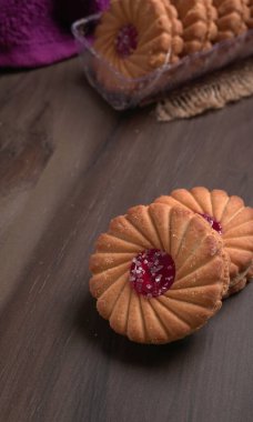 Tatlı reçelli bisküvilerin en üst görüntüsü. Sandviç bisküvileri veya ahşap arka planda kremalı bisküviler. 