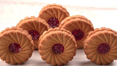 Tatlı reçelli bisküvilerin en üst görüntüsü. Sandviç bisküvileri veya ahşap arka planda kremalı bisküviler. 