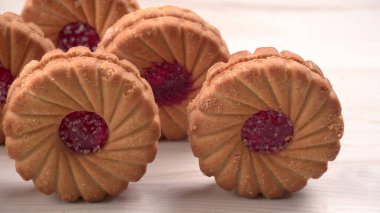 Tatlı reçelli bisküvilerin en üst görüntüsü. Sandviç bisküvileri veya ahşap arka planda kremalı bisküviler. 