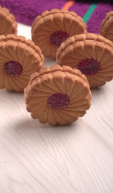 Tatlı reçelli bisküvilerin en üst görüntüsü. Sandviç bisküvileri veya ahşap arka planda kremalı bisküviler. 