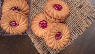 Tatlı reçelli bisküvilerin en üst görüntüsü. Sandviç bisküvileri veya ahşap arka planda kremalı bisküviler. 