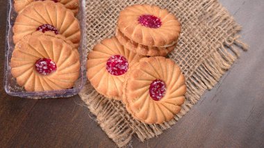 Tatlı reçelli bisküvilerin en üst görüntüsü. Sandviç bisküvileri veya ahşap arka planda kremalı bisküviler. 