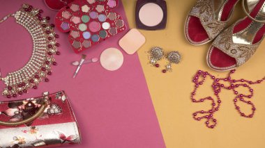 Düğün mücevherleri ve ayakkabılar, arka planda güzel aksesuarlar. Üst görünüm, metin için boşluk