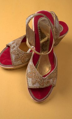 Düğün sandaletleri ya da arka planda güzel ayakkabılar. Moda tarzı kavramı. Düz yatış, Üst Görünüm.