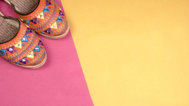 Düğün sandaletleri ya da arka planda güzel ayakkabılar. Moda tarzı kavramı. Düz yatış, Üst Görünüm.