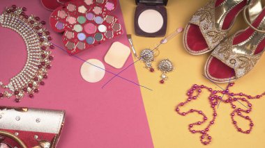 Düğün mücevherleri ve ayakkabılar, arka planda güzel aksesuarlar. Üst görünüm, metin için boşluk
