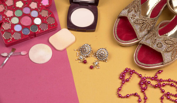 Свадебные свадебные украшения и обувь, составляют аксессуары на красивом фоне. Вид сверху, пространство для текста
