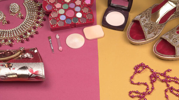 Свадебные свадебные украшения и обувь, составляют аксессуары на красивом фоне. Вид сверху, пространство для текста
