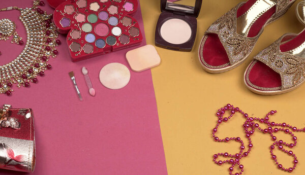 Свадебные свадебные украшения и обувь, составляют аксессуары на красивом фоне. Вид сверху, пространство для текста
