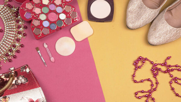 Свадебные свадебные украшения и обувь, составляют аксессуары на красивом фоне. Вид сверху, пространство для текста
