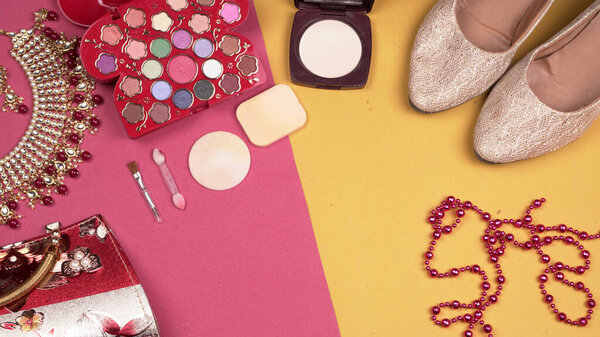 Свадебные свадебные украшения и обувь, составляют аксессуары на красивом фоне. Вид сверху, пространство для текста
