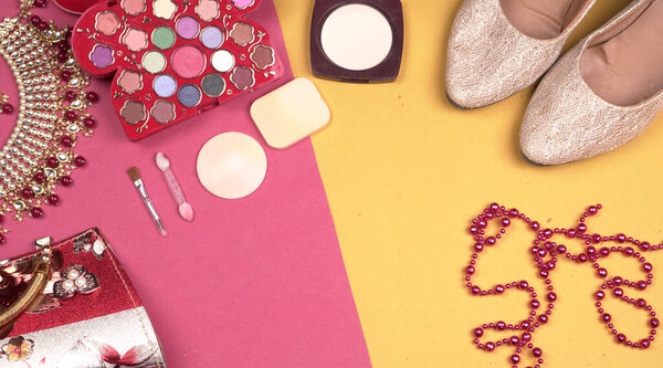 Свадебные свадебные украшения и обувь, составляют аксессуары на красивом фоне. Вид сверху, пространство для текста
