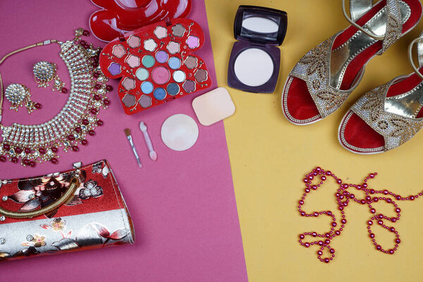 Свадебные свадебные украшения и обувь, составляют аксессуары на красивом фоне. Вид сверху, пространство для текста
