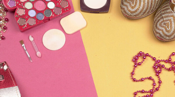 Свадебные свадебные украшения и обувь, составляют аксессуары на красивом фоне. Вид сверху, пространство для текста
