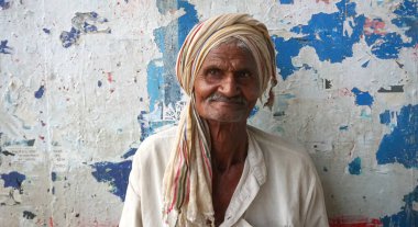 INDIA - 9 Ekim 2020: Gündüz vakti sokakta oturan Hintli kıdemli adam
