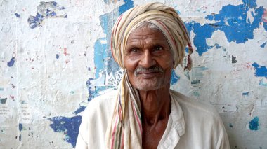 INDIA - 9 Ekim 2020: Gündüz vakti sokakta oturan Hintli kıdemli adam