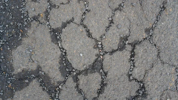 道路上の深いピット 損傷したアスファルト 悪い道だ 道路補修 — ストック写真