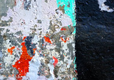 Duvarda, arta kalan boya ve kağıt reklamlar var. Renkli soyut arkaplan 