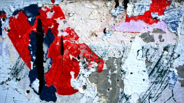 Duvarda, arta kalan boya ve kağıt reklamlar var. Renkli soyut arkaplan 