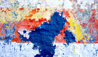 Duvarda, arta kalan boya ve kağıt reklamlar var. Renkli soyut arkaplan 