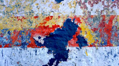 Duvarda, arta kalan boya ve kağıt reklamlar var. Renkli soyut arkaplan 