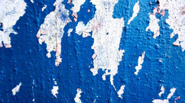 Duvarda, arta kalan boya ve kağıt reklamlar var. Renkli soyut arkaplan 