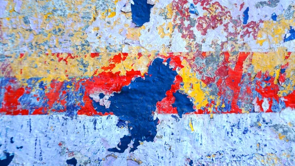 Duvarda, arta kalan boya ve kağıt reklamlar var. Renkli soyut arkaplan 