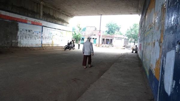 Man Walking Tunnel India — Foto Stock