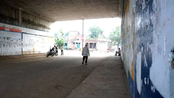 Man Walking Tunnel India — Stockfoto