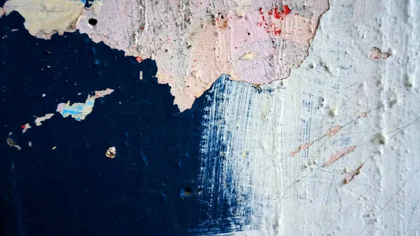 Duvarda, arta kalan boya ve kağıt reklamlar var. Renkli soyut arkaplan 