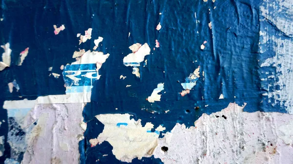 Duvarda, arta kalan boya ve kağıt reklamlar var. Renkli soyut arkaplan 