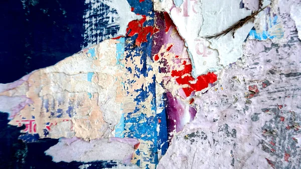 Nahaufnahme Einer Wand Mit Farbresten Und Papierwerbung Bunte Abstrakte Hintergründe — Stockfoto