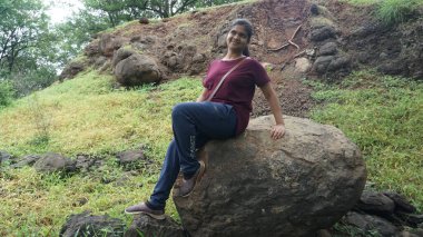 INDIA - 18 Temmuz 2021: Yaz parkında poz veren Hintli kadının açık hava portresi 