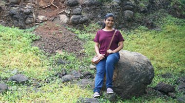 INDIA - 18 Temmuz 2021: Yaz parkında poz veren Hintli kadının açık hava portresi 