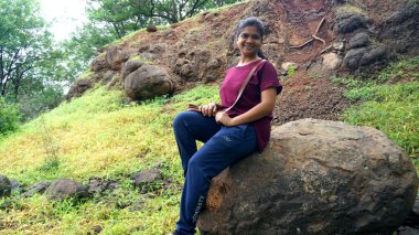 INDIA - 18 Temmuz 2021: Yaz parkında poz veren Hintli kadının açık hava portresi 